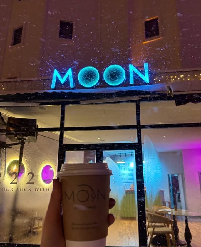 Moon 222 vitrini, gece kar altında aydınlatılmış tabela
